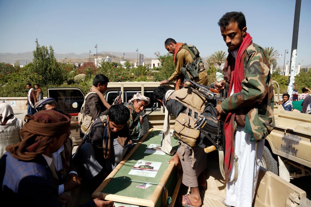 Soldados transportan cuerpos de militares fallecidos en Sana’a