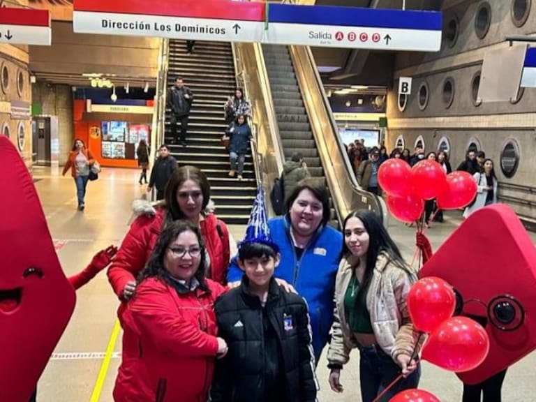 “Tobalín” cumplió 10 años: Niño que nació en Estación Tobalaba celebra su cumpleaños en el Metro de Santiago