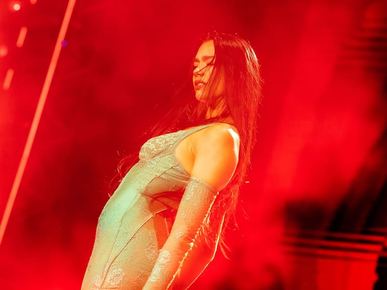 ¡Celebró con pisco! Así fue el festejo de Dua Lipa tras su impactante debut en Chile