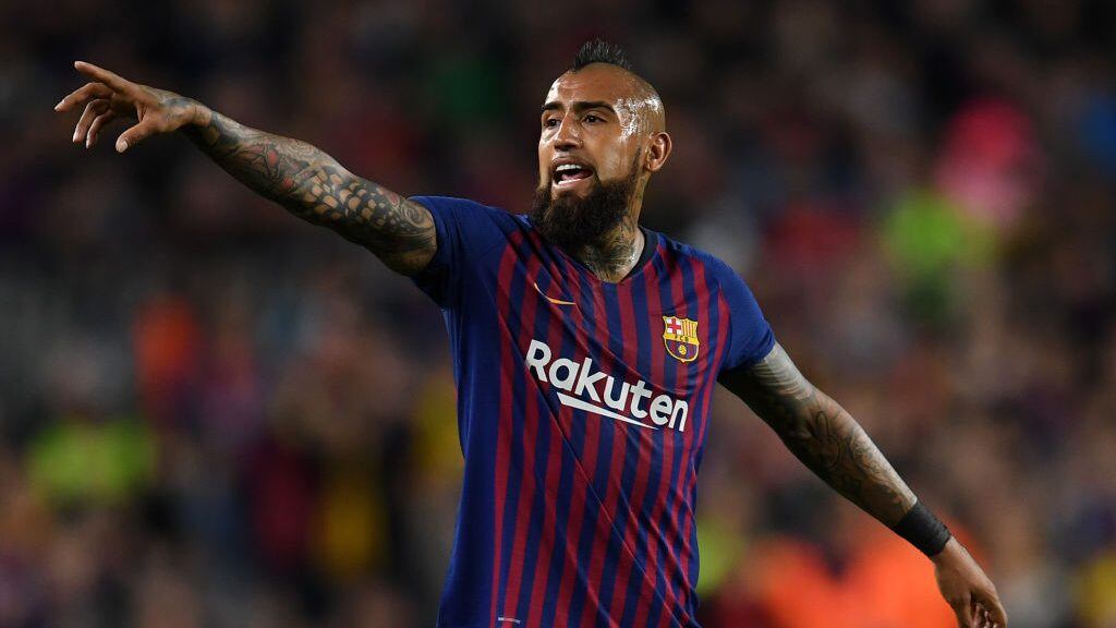 BARCELONA, SPAIN - APRIL 27: Arturo Vidal of FC Barcelona gives his team instructions during the La Liga match between FC Barcelona and Levante UD at Camp Nou on April 27, 2019 in Barcelona, Spain. (Photo by David Ramos/Getty Images)