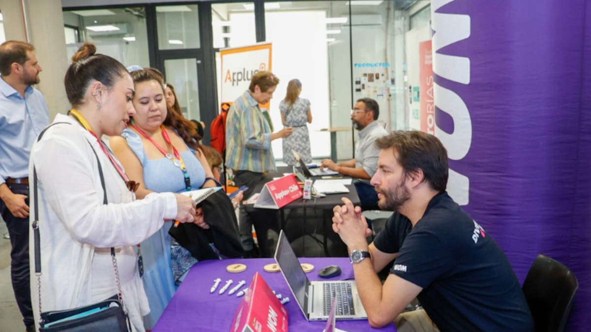Feria laboral ofrecerá más de 2.500 empleos en Santiago: revisa cuándo y dónde se realizará