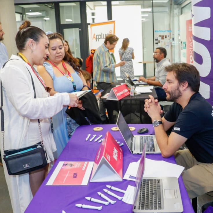 Feria laboral ofrecerá más de 2.500 empleos en Santiago: revisa cuándo y dónde se realizará