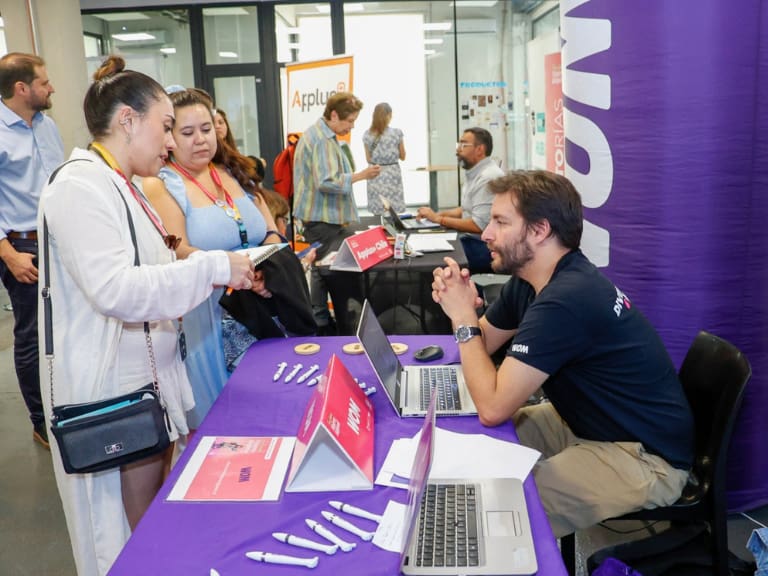 Feria laboral ofrecerá más de 2.500 empleos en Santiago: revisa cuándo y dónde se realizará