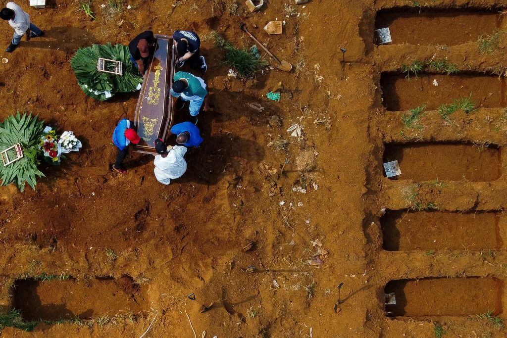 Funeral de una víctima del coronavirus Covid-19 en un cementerio de Brasil