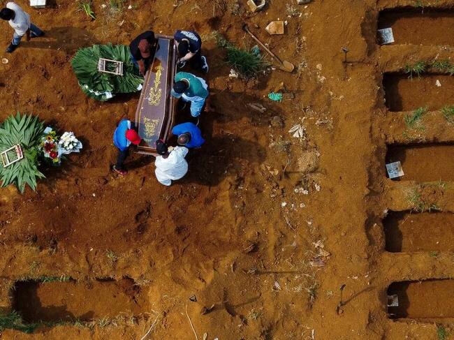 Funeral de una víctima del coronavirus Covid-19 en un cementerio de Brasil