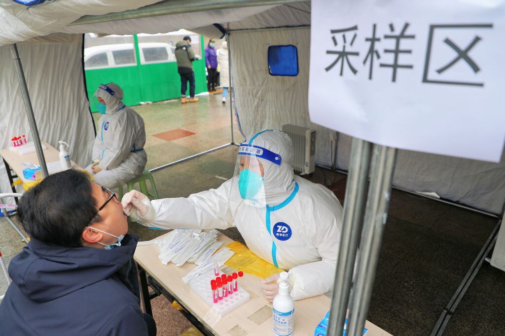 Personal médico realiza test del covid-19 a la población en China