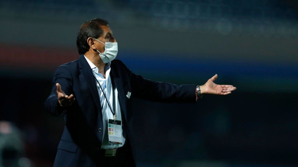 ASUNCION, PARAGUAY - SEPTEMBER 17: Ramon Diaz coach of Libertad reacts during a group H match of Copa CONMEBOL Libertadores 2020 between Libertad and Boca Juniors at General Pablo Rojas Stadium on September 17, 2020 in Asuncion, Paraguay. (Photo by Jorge Saenz - Pool/Getty Images)