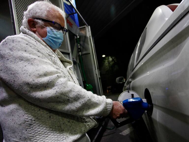 Precios de las bencinas: ¿cómo saber dónde están las más baratas en todo el país?