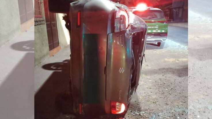 Auto a nombre de carabinero termina volcado tras accidente en Santa Fe, región del Maule