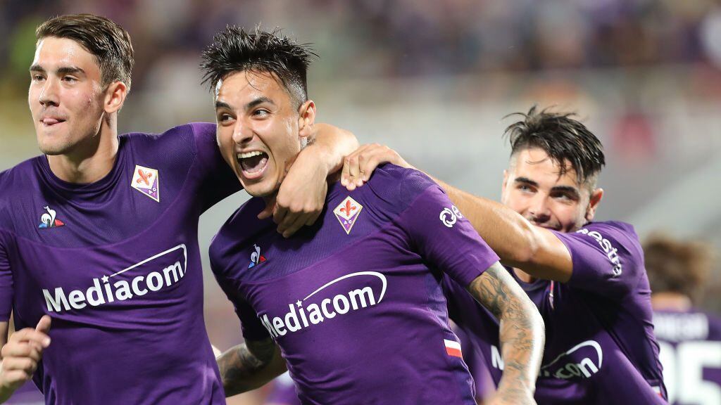 FLORENCE, ITALY - AUGUST 24: Erick Pulgar of ACF Fiorentina celebrates with teammates after scoring the opening goal during the Serie A match between ACF Fiorentina and SSC Napoli at Stadio Artemio Franchi on August 24, 2019 in Florence, Italy. (Photo by Gabriele Maltinti/Getty Images)