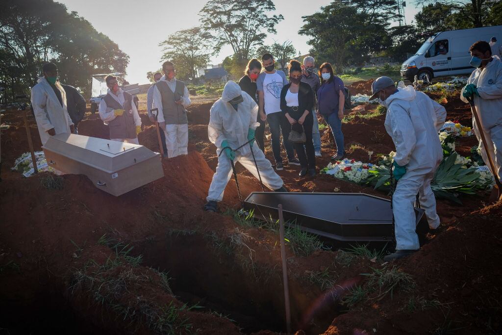 Funeral de víctimas del Covid-19 en Sao Paulo