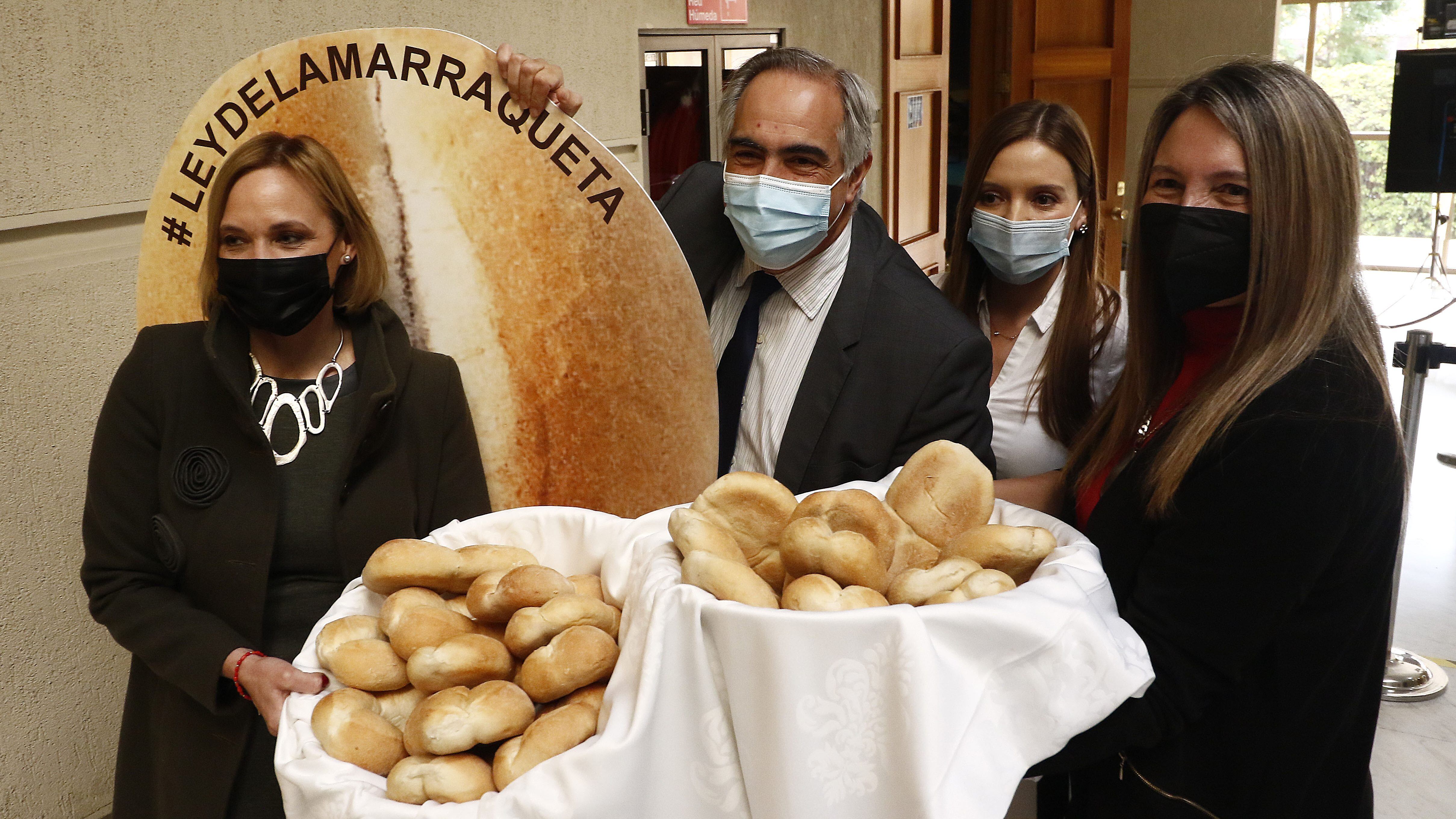 04 DE MAYO DE 2021/VALPARAISOLos senadores Carolina Goic (i), Francisco Chahuan (ci), las diputadas Camila Flores (cd) y Carolina del Real (d) posan con una figura de una marraqueta gigante, en donde impulsan la denominada Ley de la marraqueta, que otorga una cuenta de ahorro de un millon de pesos a los recien nacidos para que genere intereses.
FOTO: LEONARDO RUBILAR CHANDIA/AGENCIAUNO