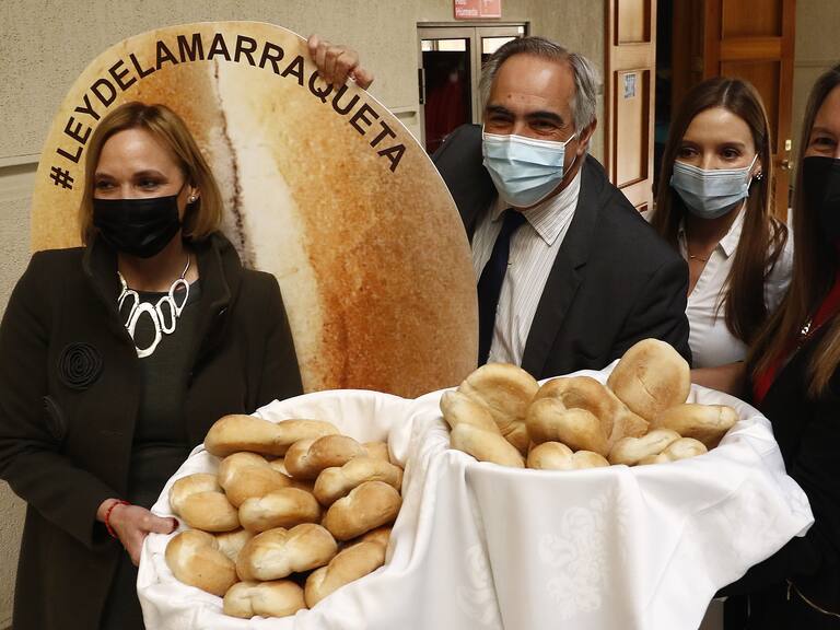 04 DE MAYO DE 2021/VALPARAISOLos senadores Carolina Goic (i), Francisco Chahuan (ci), las diputadas Camila Flores (cd) y Carolina del Real (d) posan con una figura de una marraqueta gigante, en donde impulsan la denominada Ley de la marraqueta, que otorga una cuenta de ahorro de un millon de pesos a los recien nacidos para que genere intereses.
FOTO: LEONARDO RUBILAR CHANDIA/AGENCIAUNO