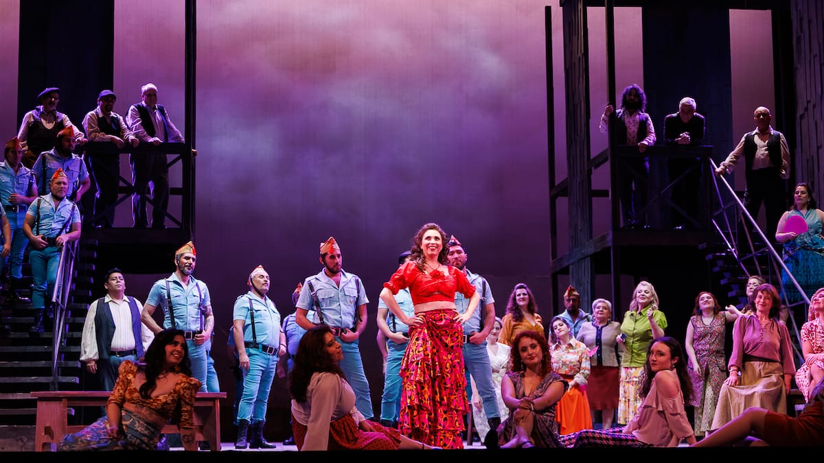 Mezzosoprano chilena y director español triunfan en ópera “Carmen”: la última fecha para verla