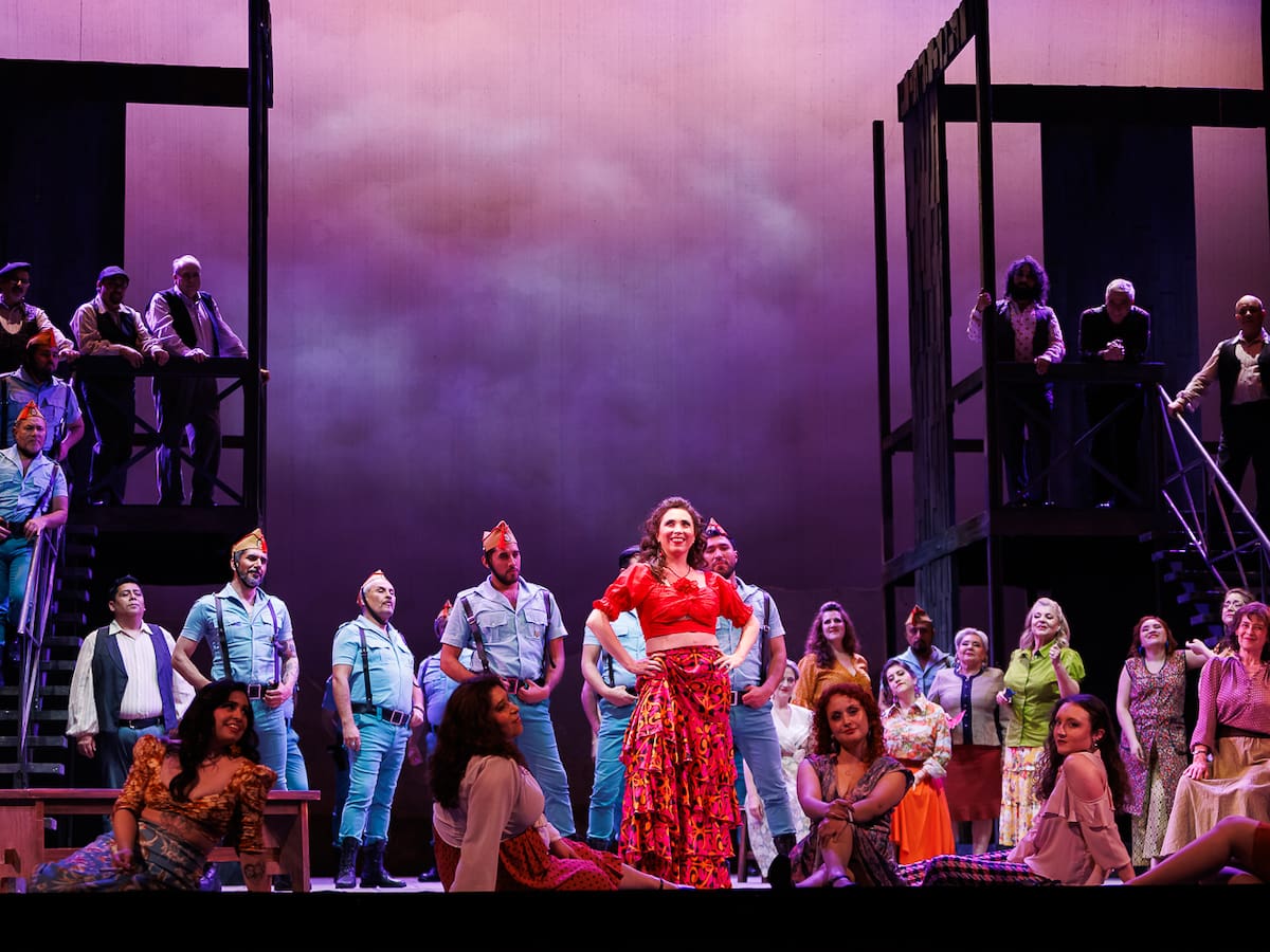 Mezzosoprano chilena y director español triunfan en ópera “Carmen”: la última fecha para verla