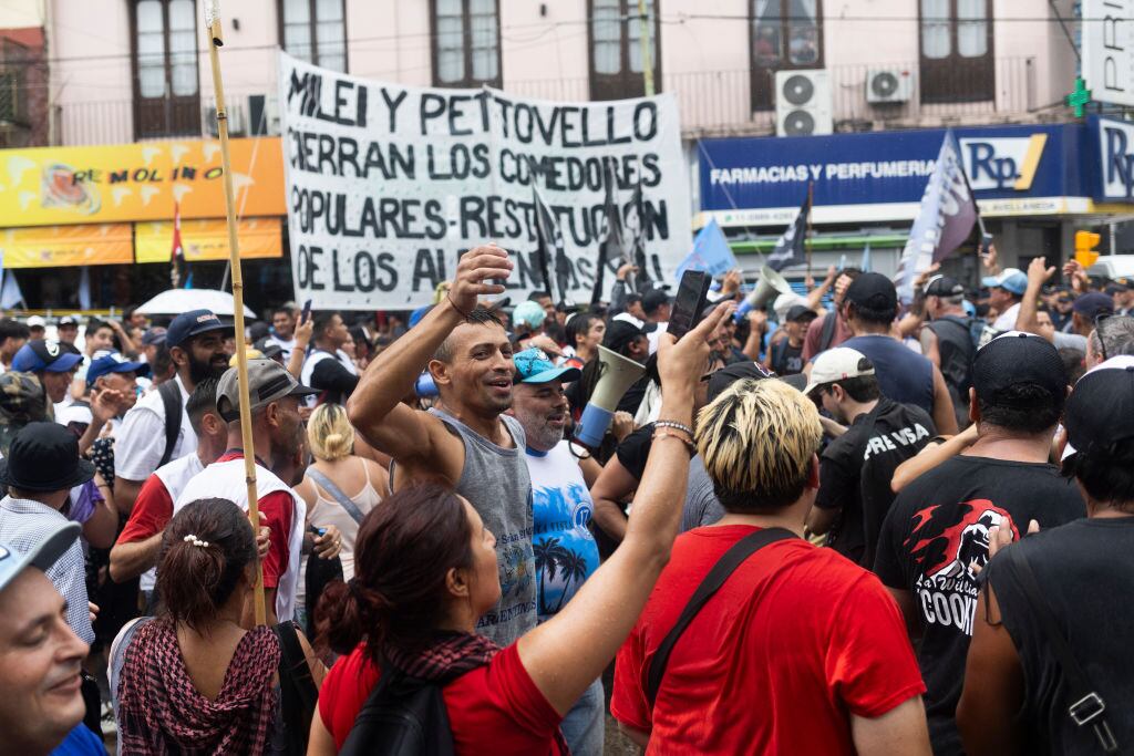 Un grupo de personas se manifiesta contra el Plan Milei en las calles de la zona de Avellaneda en la ciudad de Buenos Aires, la capital de Argentina.
