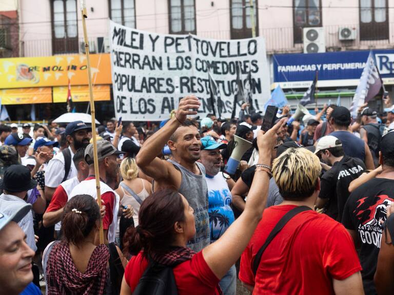 Un grupo de personas se manifiesta contra el Plan Milei en las calles de la zona de Avellaneda en la ciudad de Buenos Aires, la capital de Argentina.
