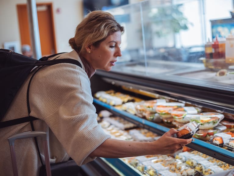 Evita comer esto en un aeropuerto: expertos advierten sobre riesgo de intoxicación