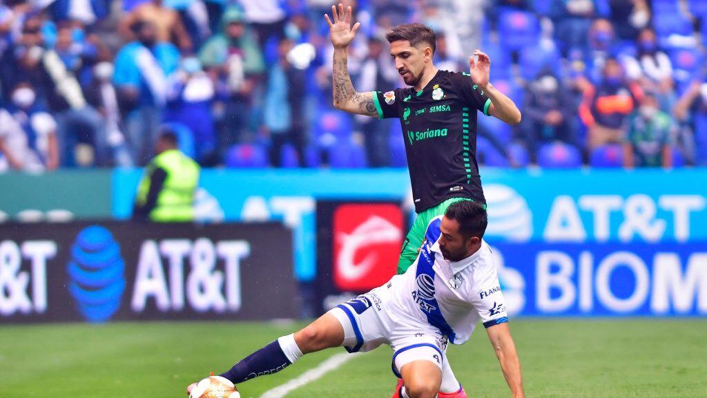PUEBLA, MEXICO - MAY 23: George Corral (L) of Puebla fights for the ball with Diego Valdes (R) of Santos during the semifinals second leg match between Puebla and Santos Laguna as part of the Torneo Guard1anes 2021 Liga MX at Cuauhtemoc Stadium on May 23, 2021 in Puebla, Mexico. (Photo by Jaime Lopez/Jam Media/Getty Images)