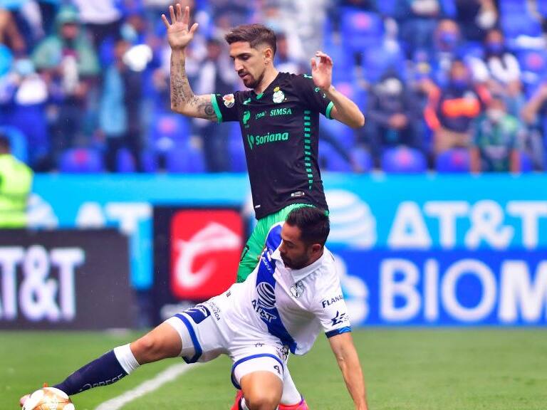 PUEBLA, MEXICO - MAY 23: George Corral (L) of Puebla fights for the ball with Diego Valdes (R) of Santos during the semifinals second leg match between Puebla and Santos Laguna as part of the Torneo Guard1anes 2021 Liga MX at Cuauhtemoc Stadium on May 23, 2021 in Puebla, Mexico. (Photo by Jaime Lopez/Jam Media/Getty Images)
