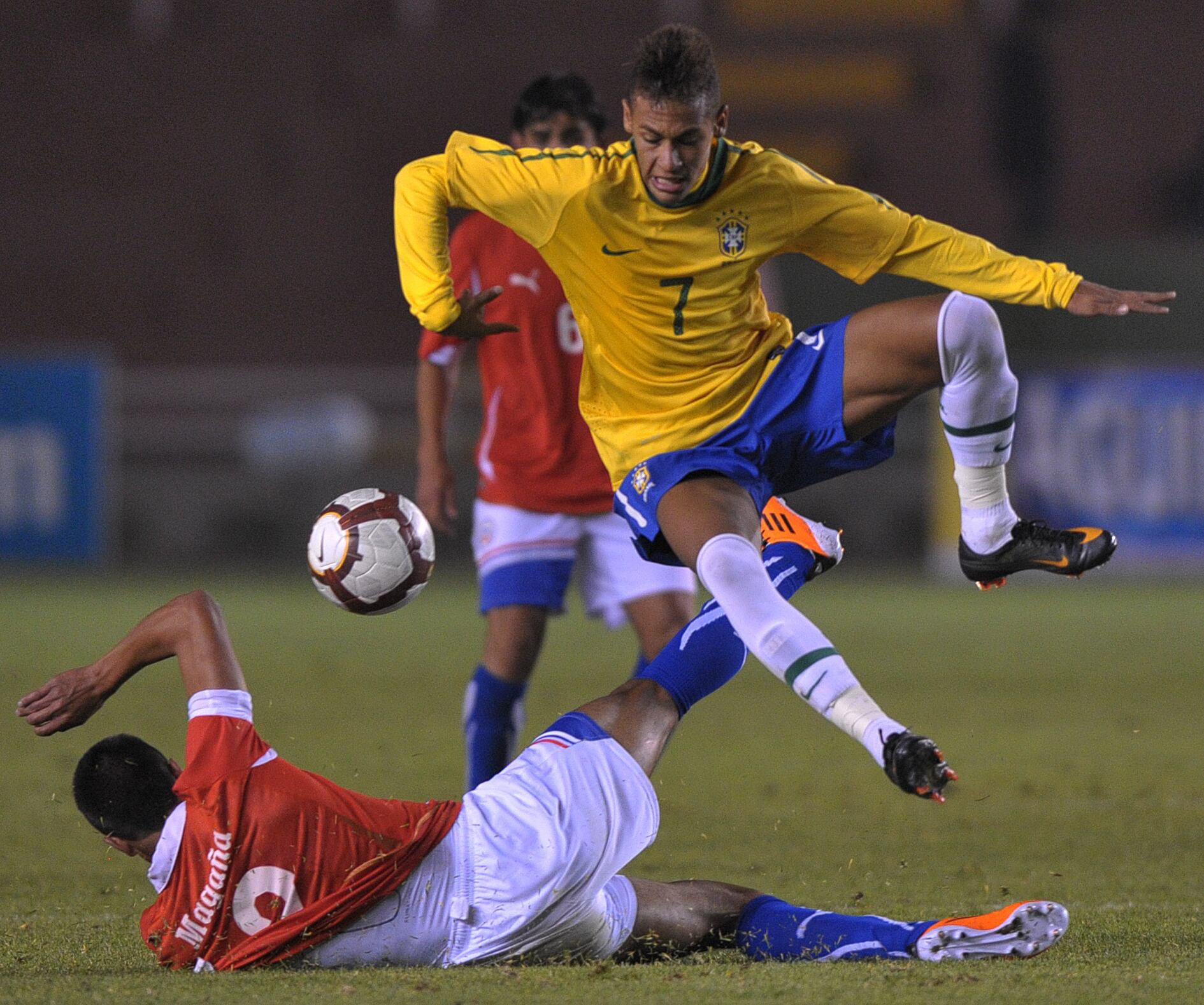 Cristian Magaña contra Neymar en el Suramericano Sub 20 2011. Foto: Getty Images