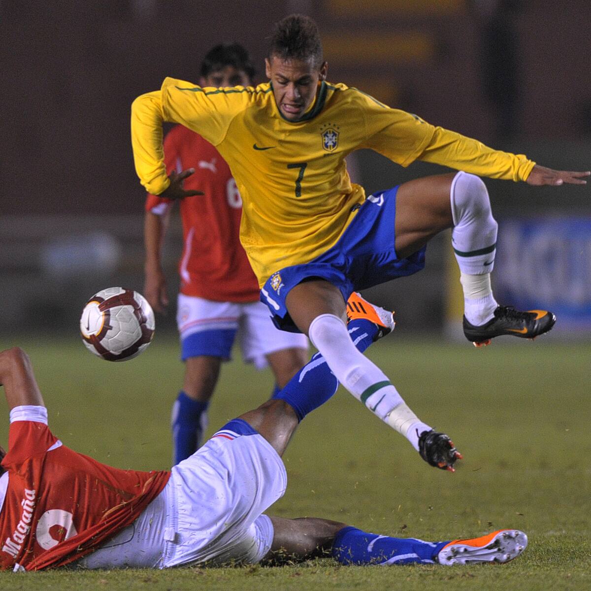 “Neymar estaba en su peak y yo le metí alguna patada, tengo un video que se lo muestro a mi señora”