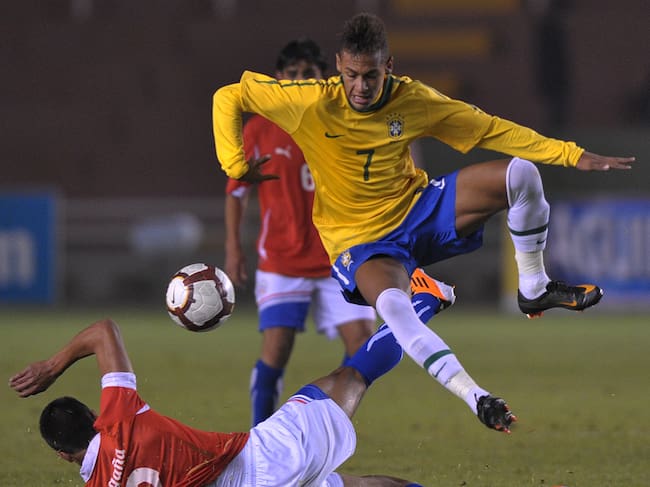 Cristian Magaña contra Neymar en el Suramericano Sub 20 2011. Foto: Getty Images