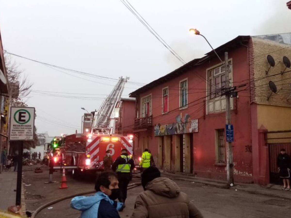 Cinco viviendas destruidas y cerca de 60 personas damnificadas dejó incendio en Estación Central