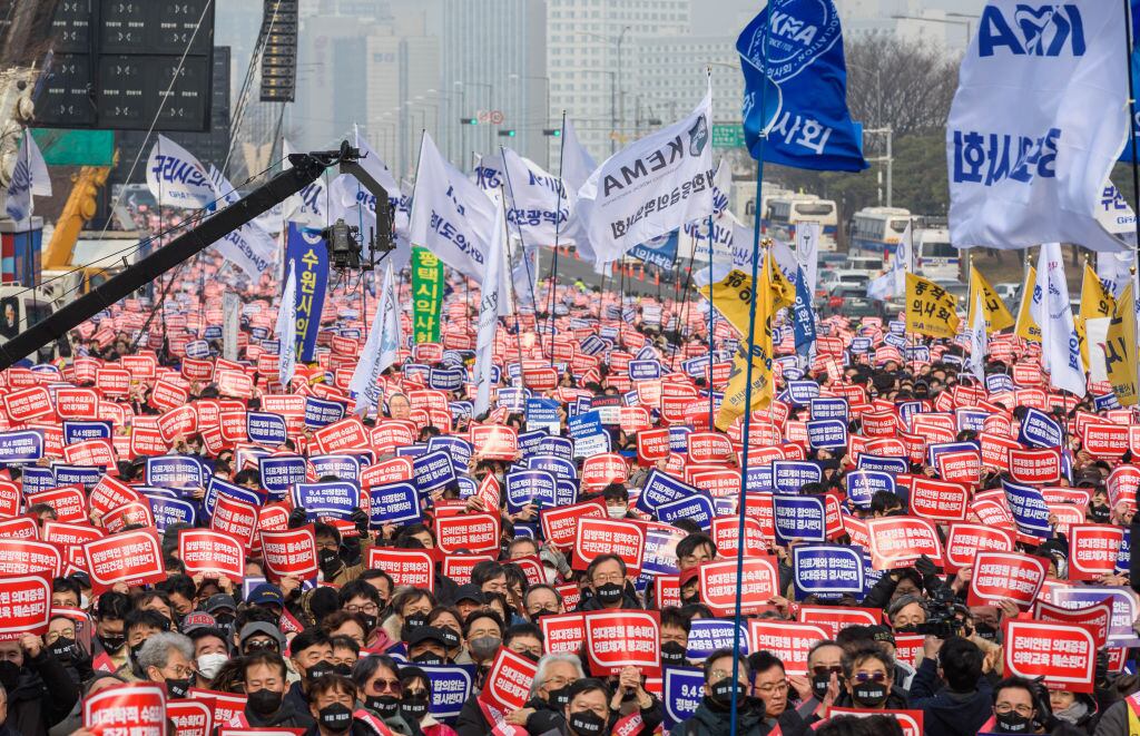 Miles de doctores de Corea del Sur salieron a manifestarse en la ciudad de Seúl contra las medidas del gobierno.