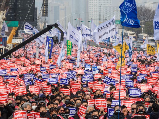Miles de doctores de Corea del Sur salieron a manifestarse en la ciudad de Seúl contra las medidas del gobierno.