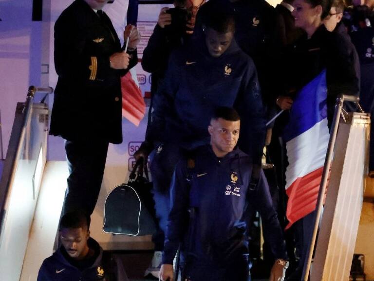 Caras largas: Francia regresó a su país en medio de festejos de hinchas que celebraron el segundo lugar
