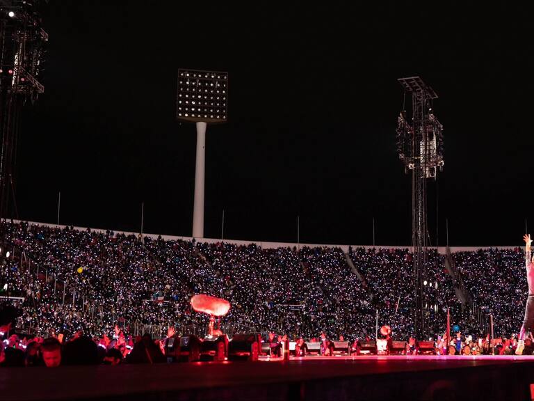 Lluvia, cotillón y un show visualmente insuperable: Coldplay encantó hasta con apagón intencional incluido