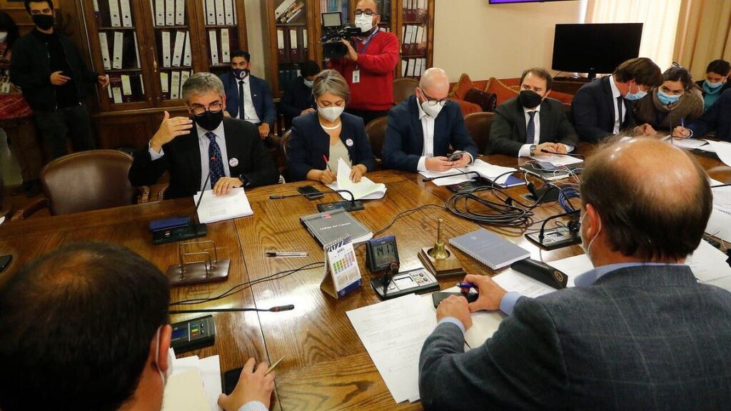 Comisión de Trabajo despacha proyecto de reajuste del salario mínimo a Hacienda