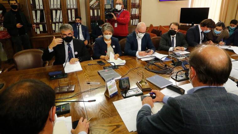 Comisión de Trabajo despacha proyecto de reajuste del salario mínimo a Hacienda