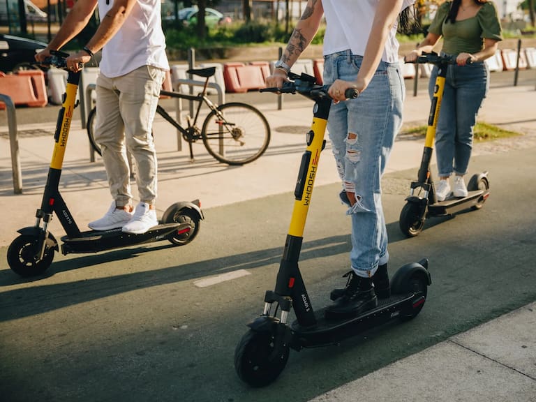 Municipalidades de Coquimbo y La Serena en guerra contra los scooters: anuncian multas hasta fin del servicio