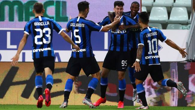 PARMA, ITALY - JUNE 28: Alessandro Bastoni #95 of FC Internazionale celebrates his goal with his team-mates during the Serie A match between Parma Calcio and FC Internazionale at Stadio Ennio Tardini on June 28, 2020 in Parma, Italy. (Photo by Marco Luzzani - Inter/Inter via Getty Images)
