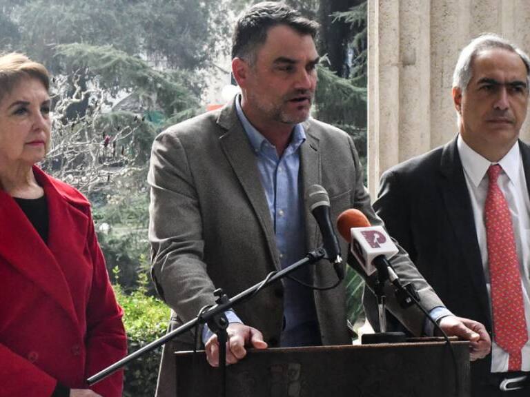 Chile Vamos emplaza a Gobierno para definirse “frente a evidente amenaza” del Partido Comunista y Frente Amplio