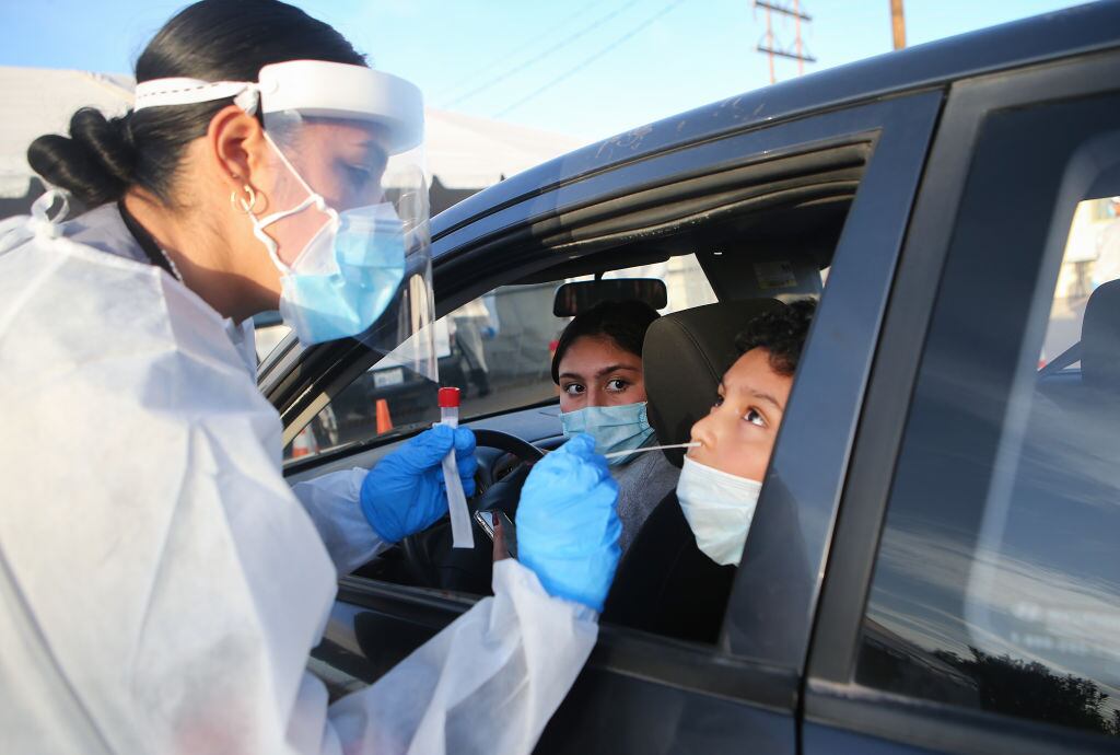 Trabajadores de la salud realizan test del Covid-19 en Texas