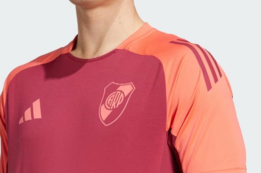 ¡Indignados! Hinchas de River Plate desataron su furia por la curiosa nueva indumentaria del “millonario” | Captura de pantalla