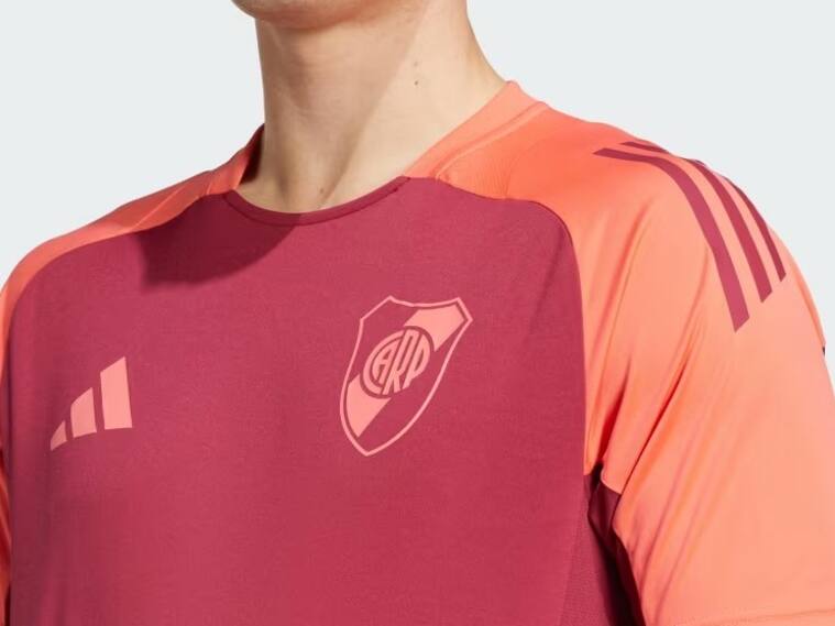 ¡Indignados! Hinchas de River Plate desataron su furia por la curiosa nueva indumentaria del “millonario” | Captura de pantalla
