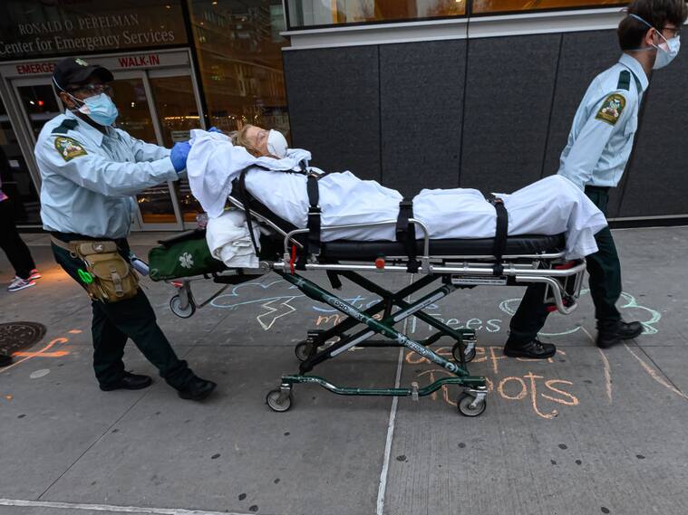 Un paciente con Covid-19 es llevado por trabajadores de la salud en EEUU