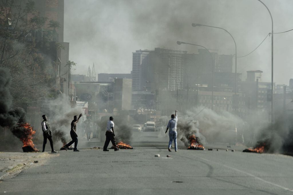 Manifestaciones y barricadas en la ciudad de Johannesburgo