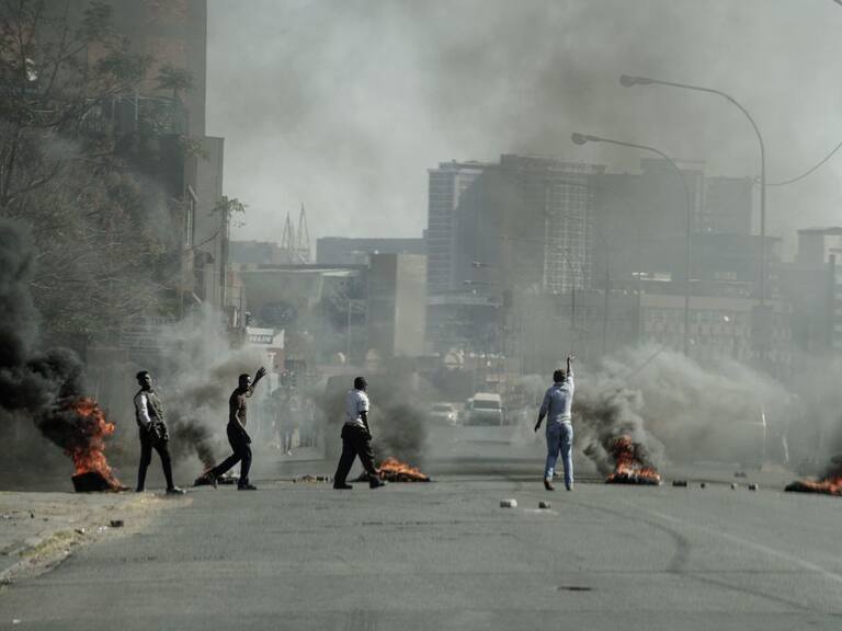 Manifestaciones y barricadas en la ciudad de Johannesburgo