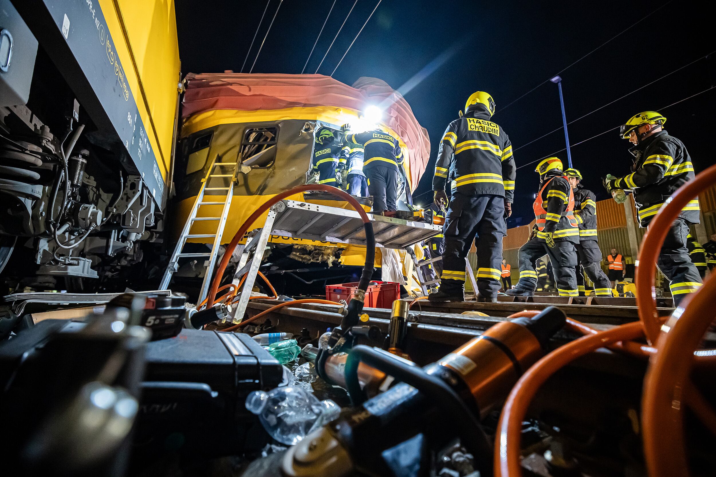 Los bomberos y los equipos de rescate trabajan en la ciudad de Pardubice, tras un grave choque de trenes en la República Checa.