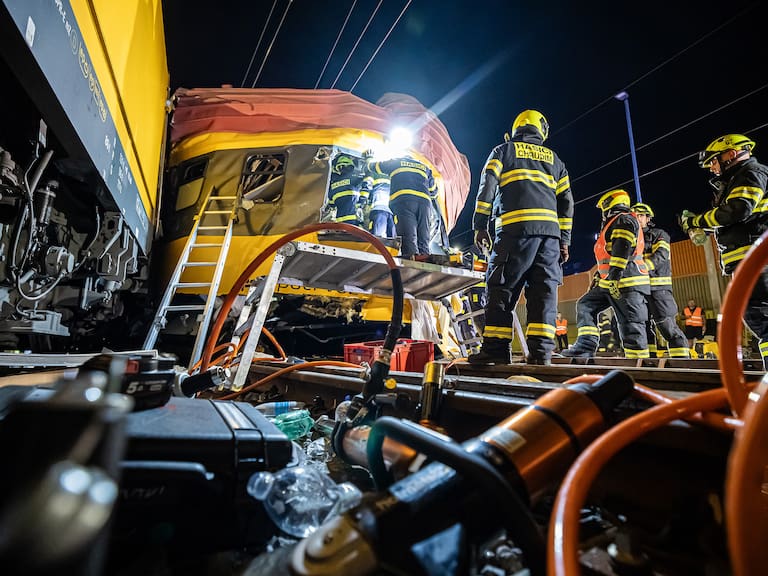 Los bomberos y los equipos de rescate trabajan en la ciudad de Pardubice, tras un grave choque de trenes en la República Checa.