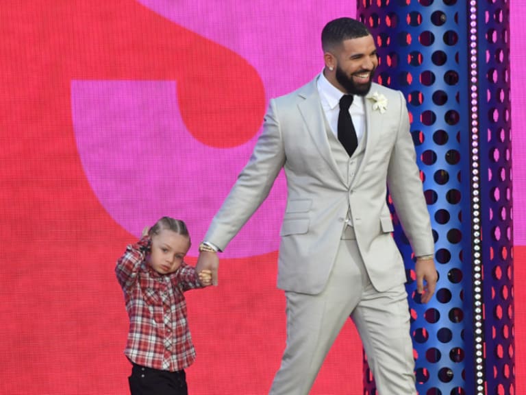 Drake llevó a su hijo Adonis a recibir el premio al Artista de la Década los Billboard Music Awards