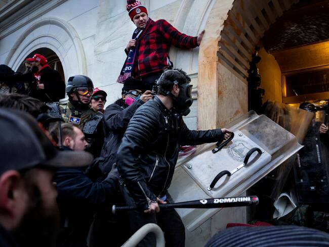 Grupos de ultraderecha enfrentan a los agentes que cuidan el Capitolio