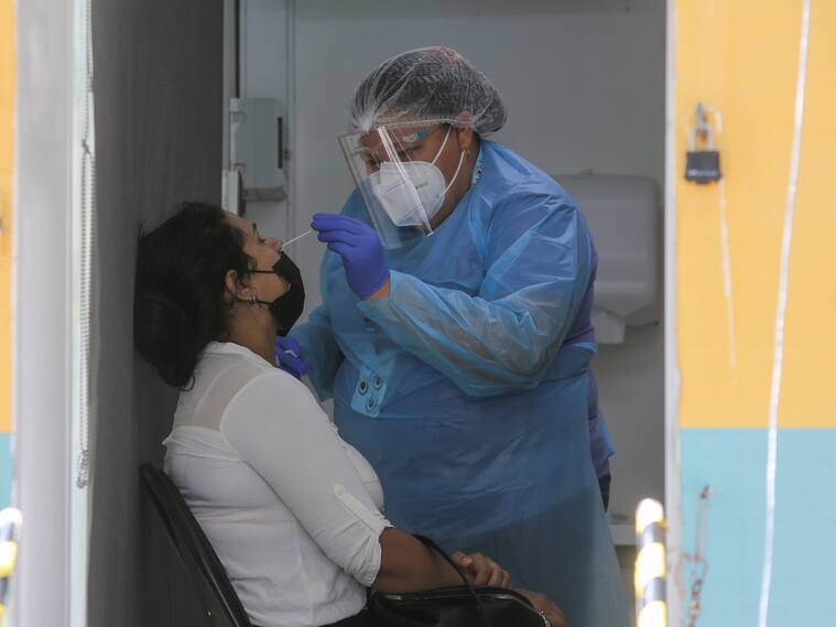 15 de ENERO de 2022/ SANTIAGOEn el Parque Forestal, el Ministerio de Salud mantiene un vehículo para Toma de Muestras PCR
La búsqueda activa de Covid-19 aumentó debido al aumento de casos de los últimos días
FOTO: DIEGO MARTIN/AGENCIAUNO