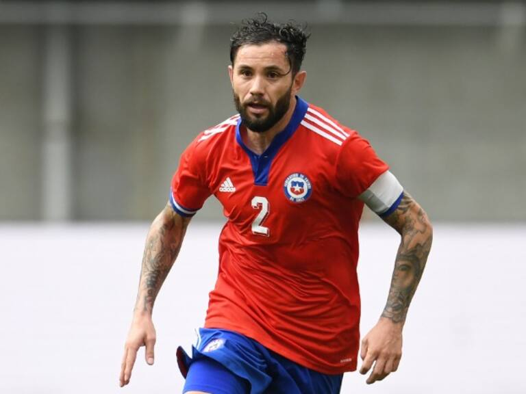 Universidad Católica anuncia a Eugenio Mena como nuevo refuerzo