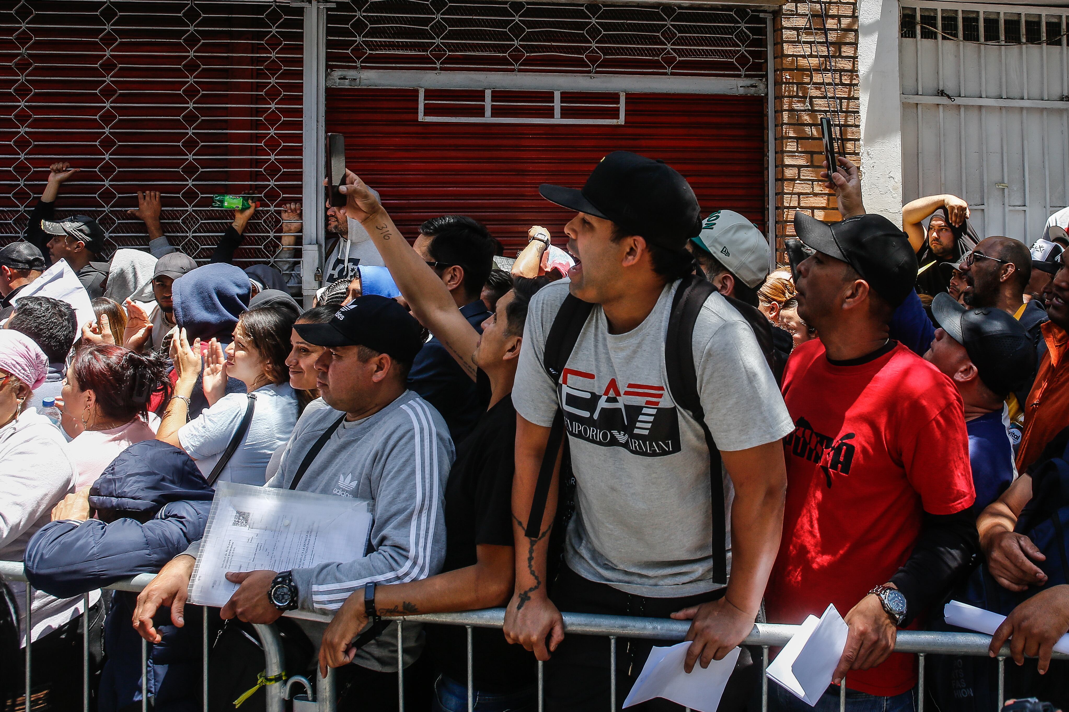 16 DE DICIEMBRE DE 2024 / SANTIAGO
Miles de extranjeros indocumentados buscan enrolarse para obtener Rut Provisorio y poder trabajar de forma legal en Chile mediante una oficina del registro civil instalada de forma excepcional solicitada por las AFP en el estadio Víctor Jara lo que generó una confusión con personas que buscaban regularizar su situación migratoria
FOTO: DIEGO MARTIN /AGENCIAUNO